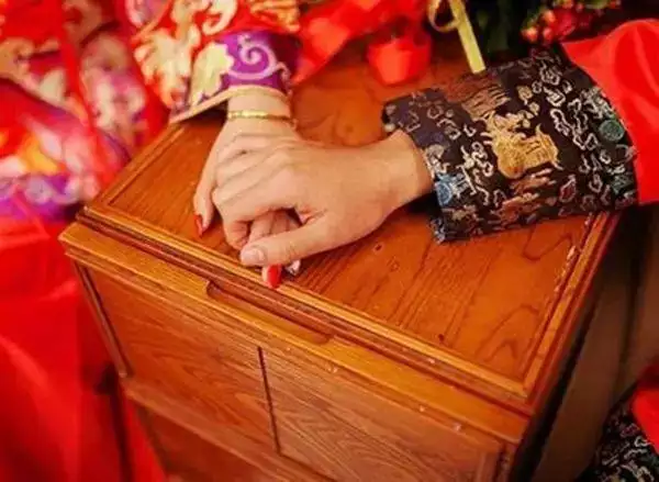 两人生辰<strong>八字算命</strong>婚姻配对 生辰八字详细分析