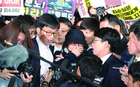 朴槿惠闺蜜之女，“女承母业”整垮家族三代势力，一家人双双入狱
