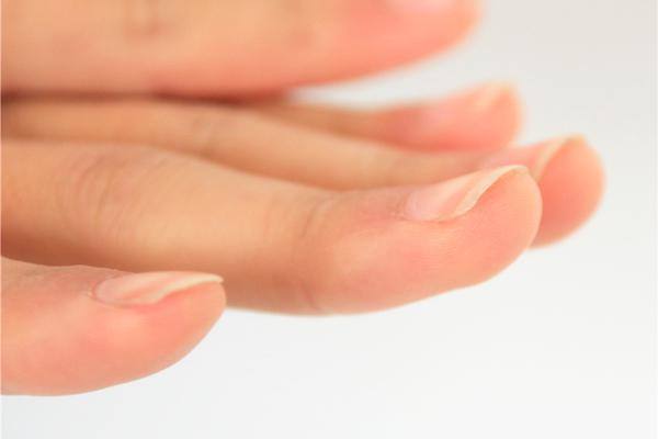 指甲上的月牙_指甲上没有月牙代表什么_女性指甲上的月牙代表什么