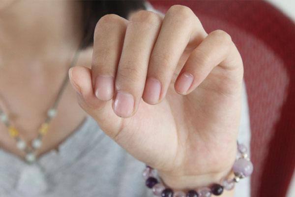 指甲上没有月牙代表什么_指甲上的月牙_女性指甲上的月牙代表什么